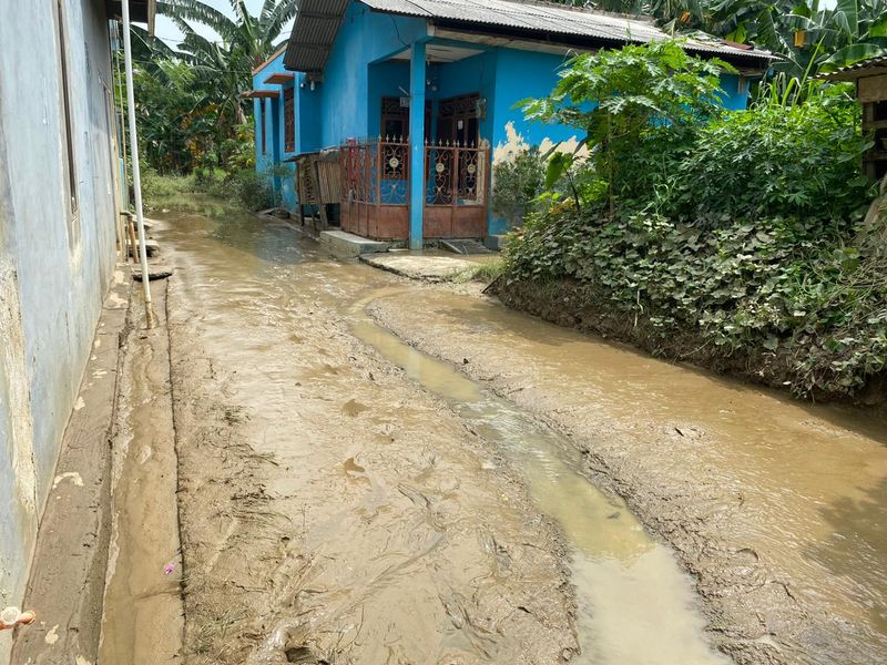 Lumpur menutupi permukiman di Bekasi Utara pada Senin (25/3/2024)-(Tina/detikcom)