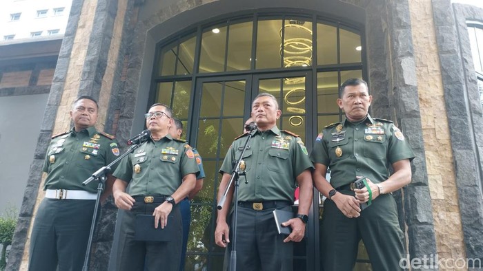 Mabes TNI dan Kodam XVII/Cenderawasih menggelar konferensi pers terkait kasus oknum prajurit diduga menganiaya anggota KKB di Papua. (Brigitta Belia/detikcom)