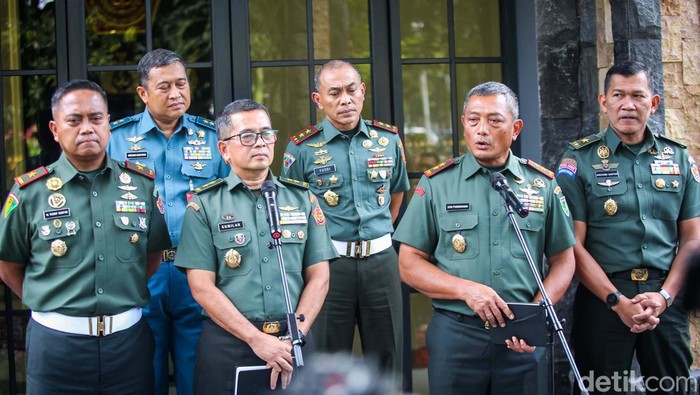 Mabes TNI Jelaskan Kasus Oknum Prajurit Aniaya KKB di Papua Mabes TNI dan Kodam XVII/Cenderawasih jelaskan kasus oknum prajurit diduga menganiaya anggota KKB di Papua. TNI menyatakan akan mengusut kasus ini.