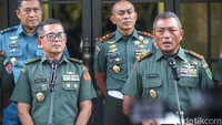 Untuk diketahui, kedelapan oknum prajurit tersebut merupakan anggota Yonif Raider 300/Brajawijaya yang bertugas dalam Satuan Tugas Pengamanan Perbatasan (Satgas Pamtas) di Papua sejak 3 April 2023. Dugaan penganiayaan terjadi saat prajurit TNI sudah menangkap anggota KKB di Papua bernama Definus Kogoya.  