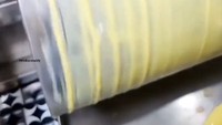 Ketika musim pana smelanda, penjual es krim kaki lima di India juga banyak penggemarnya lho! Berbeda dengan es krim cone, di India populer es krim putar yang cara membuatnya diratakan dengan tangan. Foto: TikTok