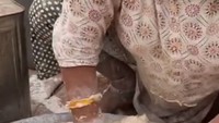 Terigu, mentega, dan minyak. Ketiga bahan ini hampir menjadi bahan utama pada seluruh camilan di India. Tentunya aksi penjual makanan yang masak langsung dengan tangan telanjang membuat netizen salah fokus. Foto: TikTok