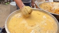 Ada satu kebiasaan yang menjadi ciri khas warga Vrindavan. Para pedagang makanannya enggan menggunakan sarung tangan atau sendok bahkan untuk mengaduk tepung seperti ini. Foto: TikTok