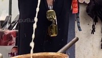 Sosok penjual yang satu ini selalu viral dan dinobatkan sebagai penghuni sejati FYP TikTok. Penjual kopi susu kaki lima berpakaian nyentrik ini kerap melakukan atraksi di depan pelanggan. Foto: TikTok