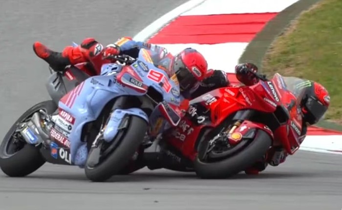 Marc Marquez dan Francesco Bagnaia senggolan.