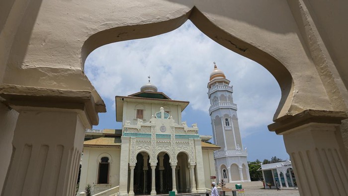 Warga memasuki Masjid Baiturrahim di Ulee Lheu, Banda Aceh, Aceh, Jumat (22/3/2024). Masjid Baiturrahim merupakan salah satu masjid tua peninggalan masa kesultanan Aceh yang didirikan pada abad ke 17, dan menjadi saksi kedahsyatan tsunami Aceh karena satu-satunya bangunan yang masih berdiri kokoh meski diguncang gempa dengan kekuatan 9,3 skala richter sekaligus diterjang gelombang tsunami pada 26 Desember 2004 silam. ANTARA FOTO/Khalis Surry/Spt.