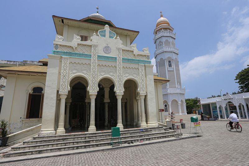 Warga memasuki Masjid Baiturrahim di Ulee Lheu, Banda Aceh, Aceh, Jumat (22/3/2024). Masjid Baiturrahim merupakan salah satu masjid tua peninggalan masa kesultanan Aceh yang didirikan pada abad ke 17, dan menjadi saksi kedahsyatan tsunami Aceh karena satu-satunya bangunan yang masih berdiri kokoh meski diguncang gempa dengan kekuatan 9,3 skala richter sekaligus diterjang gelombang tsunami pada 26 Desember 2004 silam. ANTARA FOTO/Khalis Surry/Spt.