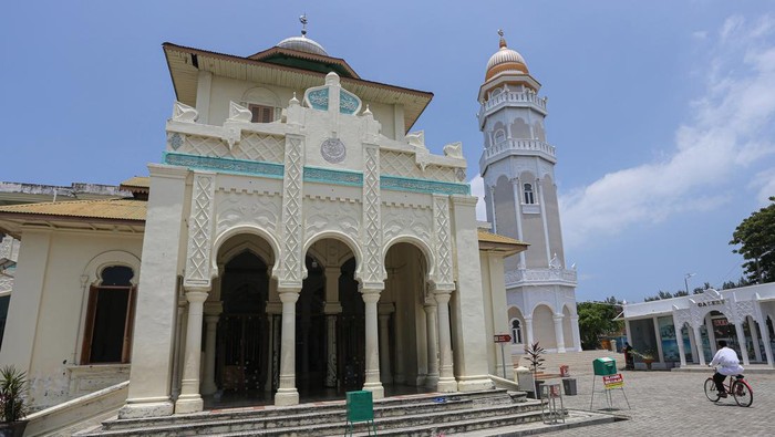 Warga memasuki Masjid Baiturrahim di Ulee Lheu, Banda Aceh, Aceh, Jumat (22/3/2024). Masjid Baiturrahim merupakan salah satu masjid tua peninggalan masa kesultanan Aceh yang didirikan pada abad ke 17, dan menjadi saksi kedahsyatan tsunami Aceh karena satu-satunya bangunan yang masih berdiri kokoh meski diguncang gempa dengan kekuatan 9,3 skala richter sekaligus diterjang gelombang tsunami pada 26 Desember 2004 silam. ANTARA FOTO/Khalis Surry/Spt.