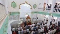 Warga melaksanakan ibadah di Masjid Baiturrahim, Ulee Lheu, Banda Aceh, Aceh.