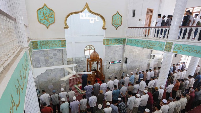 Warga memasuki Masjid Baiturrahim di Ulee Lheu, Banda Aceh, Aceh, Jumat (22/3/2024). Masjid Baiturrahim merupakan salah satu masjid tua peninggalan masa kesultanan Aceh yang didirikan pada abad ke 17, dan menjadi saksi kedahsyatan tsunami Aceh karena satu-satunya bangunan yang masih berdiri kokoh meski diguncang gempa dengan kekuatan 9,3 skala richter sekaligus diterjang gelombang tsunami pada 26 Desember 2004 silam. ANTARA FOTO/Khalis Surry/Spt.