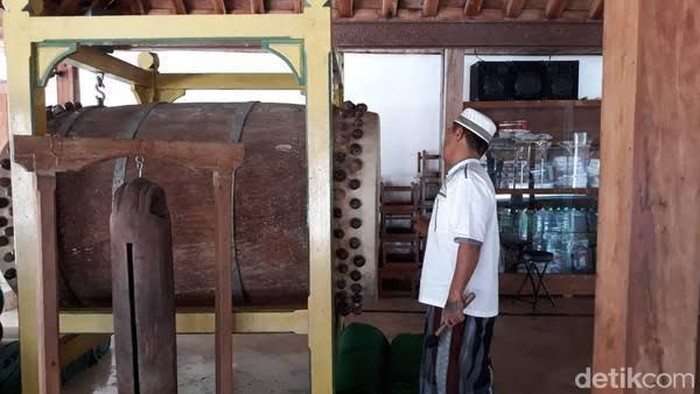 Masjid Gedhe Mataram di Kotagede punya beduk kuno bernama Kiai Dondongan. Konon beduk itu dibuat atas prakarsa Sunan Kalijaga.