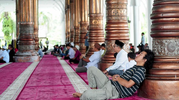 Umat Islam beristirahat sebelum melaksanakan Shalat Jumat di Masjid Agung Al Falah atau Masjid Seribu Tiang, Jambi, Jumat (22/3/2024). Masjid yang diresmikan pemakaiannya pada 1980 oleh Presiden Soeharto tersebut dibangun tanpa dinding dan pintu dengan 232 tiang penyangga atap dan kubah itu merupakan salah satu ikon wisata religi provinsi Jambi. ANTARA FOTO/Wahdi Septiawan/Spt.