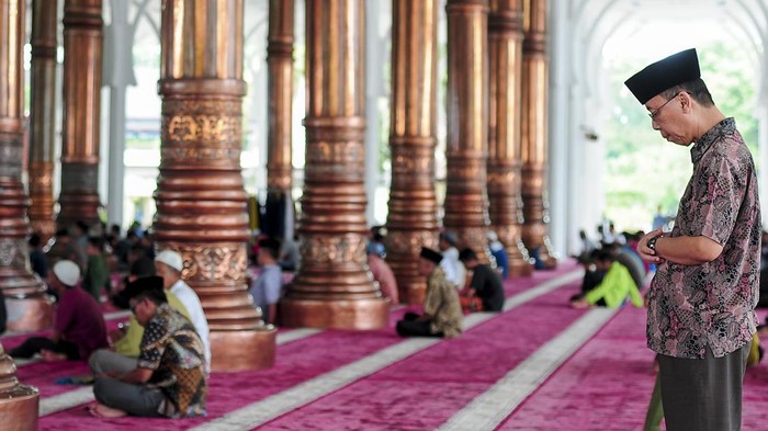 Umat Islam beristirahat sebelum melaksanakan Shalat Jumat di Masjid Agung Al Falah atau Masjid Seribu Tiang, Jambi, Jumat (22/3/2024). Masjid yang diresmikan pemakaiannya pada 1980 oleh Presiden Soeharto tersebut dibangun tanpa dinding dan pintu dengan 232 tiang penyangga atap dan kubah itu merupakan salah satu ikon wisata religi provinsi Jambi. ANTARA FOTO/Wahdi Septiawan/Spt.