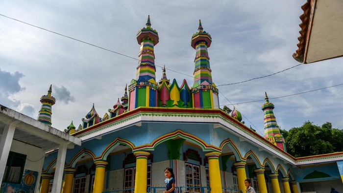 Masjid warna-warni di Kabupaten Garut Suasana Masjid Hidayatunnas di Desa Sirnagalih, Kecamatan Cisurupan, Kabupaten Garut, Jawa Barat, Minggu (24/3/2024). Masjid Hidayatunnas yang dibangun sejak 20 tahun lalu tersebut memiliki corak warna-warni di bagian dalam maupun luar masjid yang menjadi keunikan dan ciri khasnya. ANTARA FOTO/Raisan Al Farisi/aww.