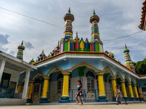 Unik Banget, Ini Dia Potret Masjid Warna-warni di Garut
