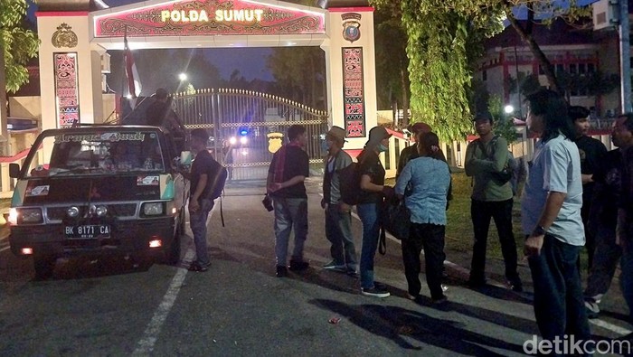 Massa aksi saat membubarkan diri. (Foto: Finta Rahyuni/detikSumut).