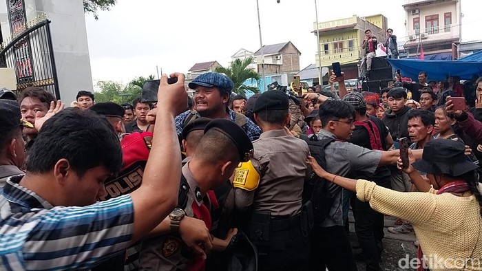 Massa aksi saat terlibat kericuhan dengan pihak kepolisian. (Finta Rahyuni/detikSumut)