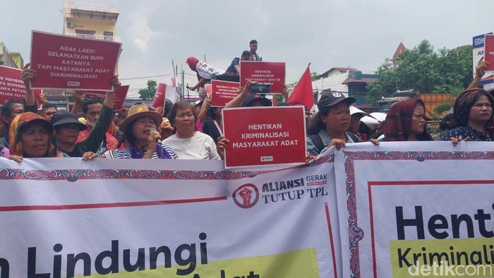 Massa saat menggelar aksi di Polda Sumut menuntut Sorbatua Siallagan dibebaskan. (Finta Rahyuni/detikSumut)
