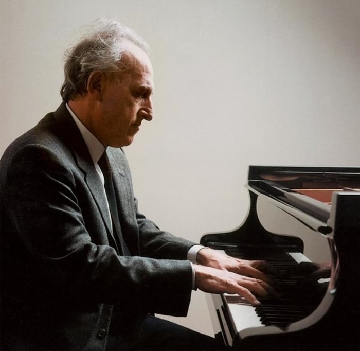 Maurizio Pollini Maurizio Pollini, pianis asal Italia meningeal dunia para usia 82 tahun.