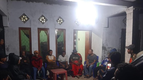 Mediasi caleg PSI yang memblokir jalan di Ende, Sabtu (23/3/2024).