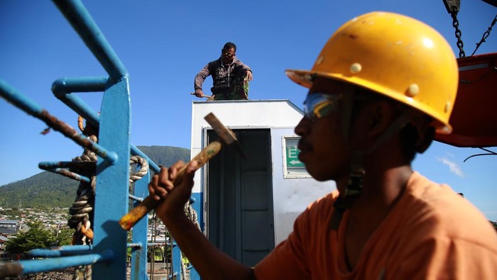 Melihat Perawatan Kapal Ferry Jelang Arus Mudik di Ternate Sejumlah pekerja melakukan perawatan kapal ferry Portlink VIII di Pelabuhan Ferry Bastiong Ternate, Maluku Utara, Senin (25/3/2024). Perawatan tersebut dilakukan rutin untuk mencegah korosi pada badan kapal agar kondisi kapal tetap awet guna memberikan kenyamanan dan keamanan penumpang di masa mudik Lebaran 2024. ANTARA FOTO/Andri Saputra/rwa.