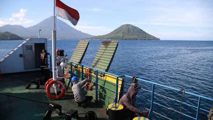 Sejumlah pekerja melakukan perawatan kapal ferry Portlink VIII di Pelabuhan Ferry Bastiong Ternate, Maluku Utara, Senin (25/3/2024). Perawatan tersebut dilakukan rutin untuk mencegah korosi pada badan kapal agar kondisi kapal tetap awet guna memberikan kenyamanan dan keamanan penumpang di masa mudik Lebaran 2024. ANTARA FOTO/Andri Saputra/rwa.