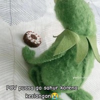 Apes, seharian cuma bisa meratapi nasib sambil ngiler melihat makanan sahur yang belum kemakan karena keburu imsak. Foto: Twitter