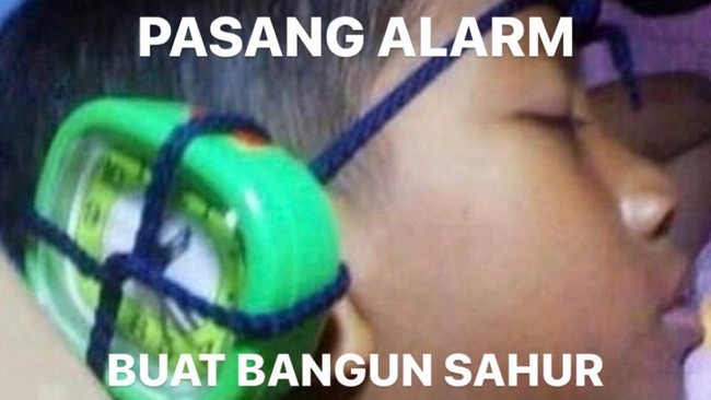 Cara ekstrim biar nggak telat lagi bangun sahur. Berani coba? Foto: Twitter