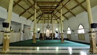 Pada sisi dalam masjid, ada 10 tiang berbahan kayu jati masih kokoh nan menjulang tinggi. Bahkan, menyambung sejumlah bagian dengan langit-langit masjid.
