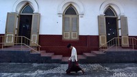 Lalu, ada aksen kayu berwarna cokelat. Kemudian, jendela berukuran besar khas era klasik pun masih mulus dan terlihat megah.
