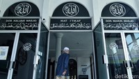 Di sekitarnya, dikelilingi 25 ventilasi cantik dengan ukiran aksara Arab yang elok dan tertulis 25 nama Nabi.