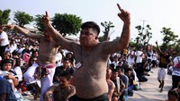 Gambar suci yang menutupi tubuh mereka dipercaya dapat memberikan perlindungan, membawa keberuntungan, dan bahkan menyembuhkan penyakit bagi yang menerimanya.  