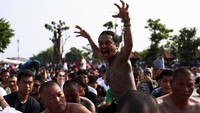 Dalam upacara tersebut, beberapa umat terlihat menjalani fenomena di mana mereka seolah-olah mewujudkan semangat binatang yang tergambar dalam tato mereka.  