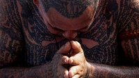 Salah satu pemujanya, Petcharat Mothin, 21 tahun, mengatakan dia yakin tato sucinya melindunginya dari tembakan di masa lalu, saat pistol salah sasaran. Master Tuk, biksu dari kuil Wat Bang Phra yang membuat tato tersebut, berkata bahwa tujuannya adalah untuk mengingatkan orang-orang agar mematuhi Lima Sila dalam keyakinan Buddha dan untuk menunjukkan rasa hormat kepada orang tua dan guru mereka dengan melakukan perbuatan baik.  