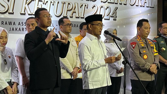 Menko PMK Muhadjir Effendy dan Kapolri Jenderal Listyo Sigit Prabowo