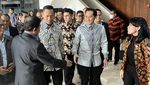 Datang Bareng Ibas, Intip Gaya AHY Rapat Perdana di DPR