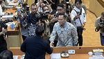 Datang Bareng Ibas, Intip Gaya AHY Rapat Perdana di DPR