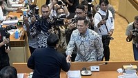 Ada dua agenda utama yang akan dibahas pada rapat kali ini. Pertama, perkenalan AHY sebagai menteri baru dengan jajaran Komisi II DPR RI. Lalu yang kedua, pembahasan tentang progam-program kerja kita yang sudah dituntaskan di 2023 dan sejumlah masalah agraria yang ditemuinya di lapangan. Foto: Shafira Cendra Arini/detik.com