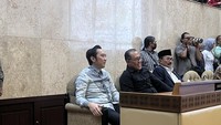 Memasuki ruang rapat, nampak Ibas masih mendampingi AHY. Bahkan, ia juga ikut duduk dan turut serta dalam rapat. Sedangkan AHY sendiri menyempatkan diri untuk menyapa dan menyalami anggota Komisi II DPR RI satu per satu. Foto: Shafira Cendra Arini/detik.com