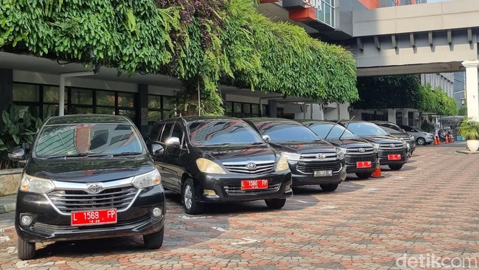 Mobil dinas Pemkot Surabaya yang dikandangkan saat lebaran tahun 2023