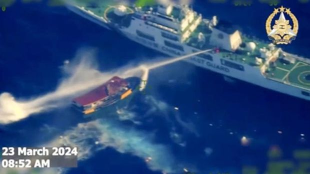 Momen kapal Penjaga Pantai China menembakkan meriam air terhadap kapal pengantar pasokan Filipina di dekat Second Thomas Shoal di Laut China Selatan. (Armed Forces of the Philippines via AP)