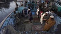 Setelah buka puasa bersama, para nelayan juga salat berjamaah di atas kapal. 