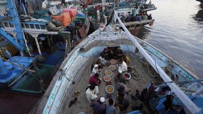 Momen Kebersamaan Nelayan Pakistan Buka Puasa di Atas Kapal