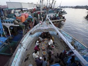 Momen Kebersamaan Nelayan Pakistan Buka Puasa di Atas Kapal