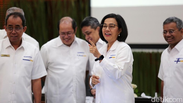 Momen Sri Mulyani Umumkan APBN Masih Surplus Rp 22,8 Triliun Menkeu Sri Mulyani Indrawati mengumumkan APBN masih surplus Rp 22,8 triliun per 15 Maret 2024. Pengumuman disampaikan dalam jumpa pers di Gedung Kemenkeu, Jakarta, Senin (25/3/2024).
