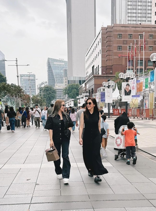 Maia diketahui merupakan istri dari CEO Time International, Irwan Danny Mussry, sementara Momo ialah istri dari pengusaha tajir Malang, Nicola Reza Samudra. Penampilan Momo dan Maia saat liburan bareng pun disebut-sebut memancarkan aura mahal. Buk ibu mahal ini, komentar salah seorang netizen. Foto: Instagram/@therealmomogeisha/@maiaestiantyreal