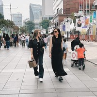 Maia diketahui merupakan istri dari CEO Time International, Irwan Danny Mussry, sementara Momo ialah istri dari pengusaha tajir Malang, Nicola Reza Samudra. Penampilan Momo dan Maia saat liburan bareng pun disebut-sebut memancarkan aura mahal. Buk ibu mahal ini, komentar salah seorang netizen. Foto: Instagram/@therealmomogeisha/@maiaestiantyreal