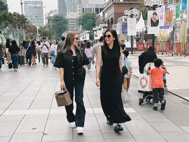 8 Foto Maia & Momo Geisha Liburan Bareng, Istri Sultan Pancarkan Aura Mahal