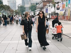 8 Foto Maia & Momo Geisha Liburan Bareng, Istri Sultan Pancarkan Aura Mahal