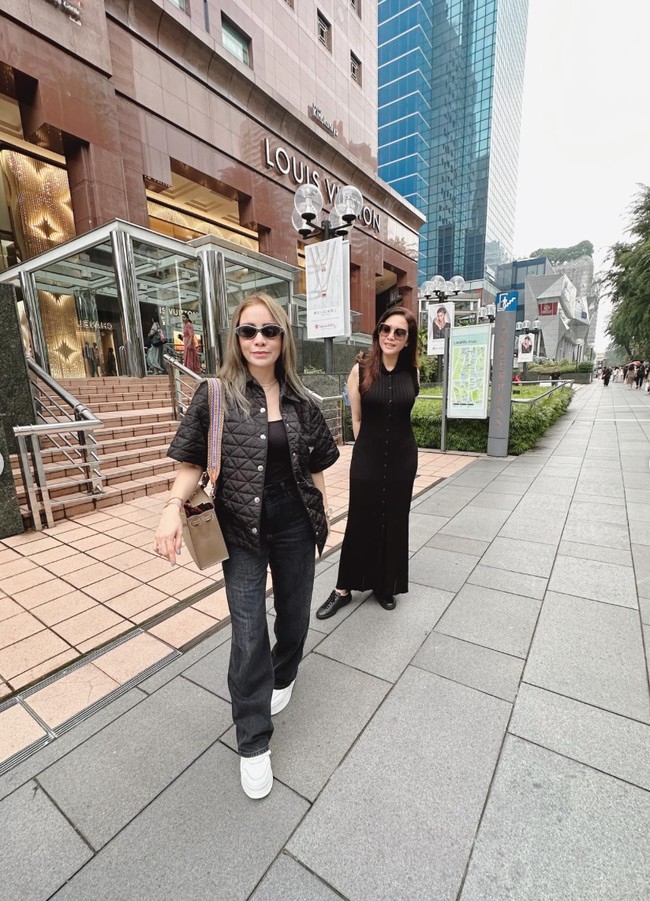 Tampil kompak, begini gaya keduanya saat sama-sama mengenakan pakaian berwarna hitam. Momo memilih tampil mengenakan celana panjang, sementara Maia terlihat lebih feminin dengan dress panjang tanpa lengan. Foto: Instagram/@therealmomogeisha/@maiaestiantyreal